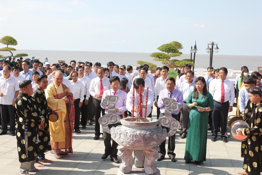 Lễ Tri ân Đức Quốc Tổ Lạc Long Quân (Khu du lịch Mũi Cà Mau, xã Đất Mũi).