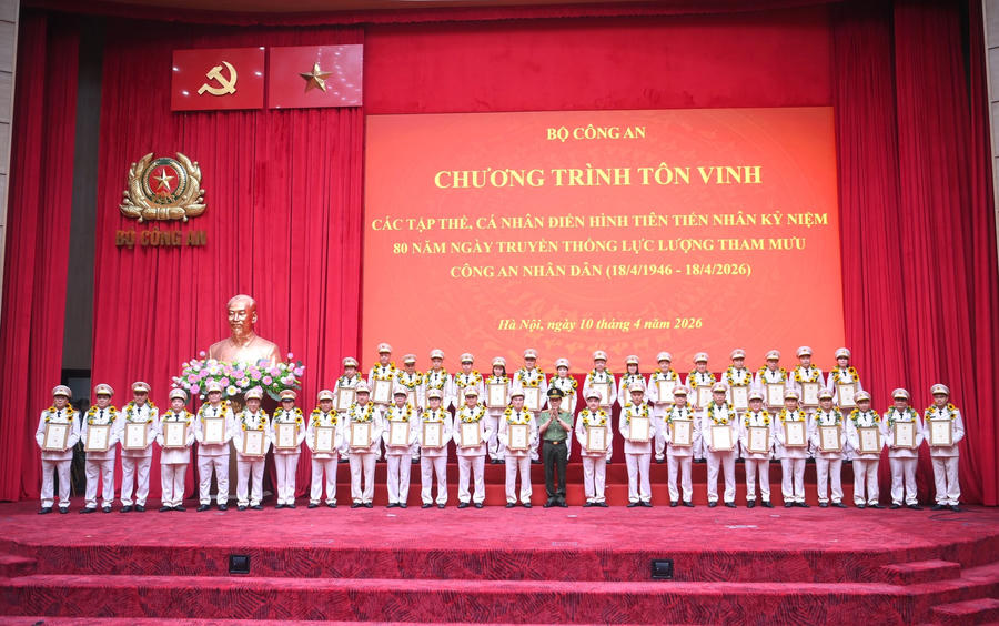 Bộ trưởng Lương Tam Quang trao hoa, Giấy chứng nhận tặng 80 tập thể, cá nhân điển hình tiên tiến lực lượng Tham mưu CAND.