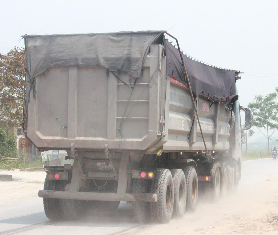 Nhiều xe có dấu hiệu quá tải.