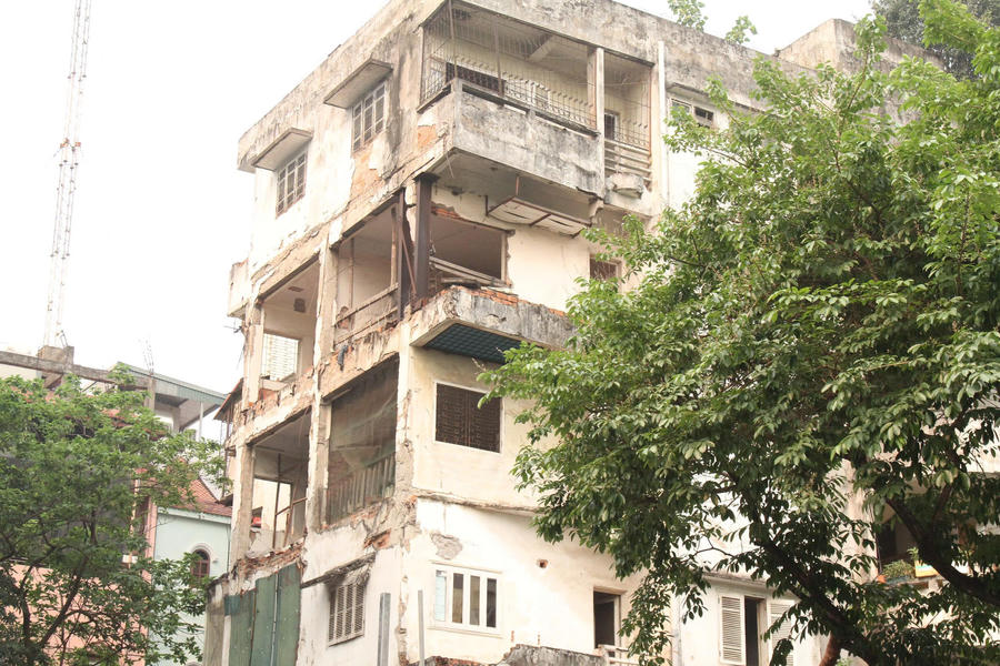 Chung cư 51 Huỳnh Thúc Kháng đã xuống cấp nghiêm trọng.