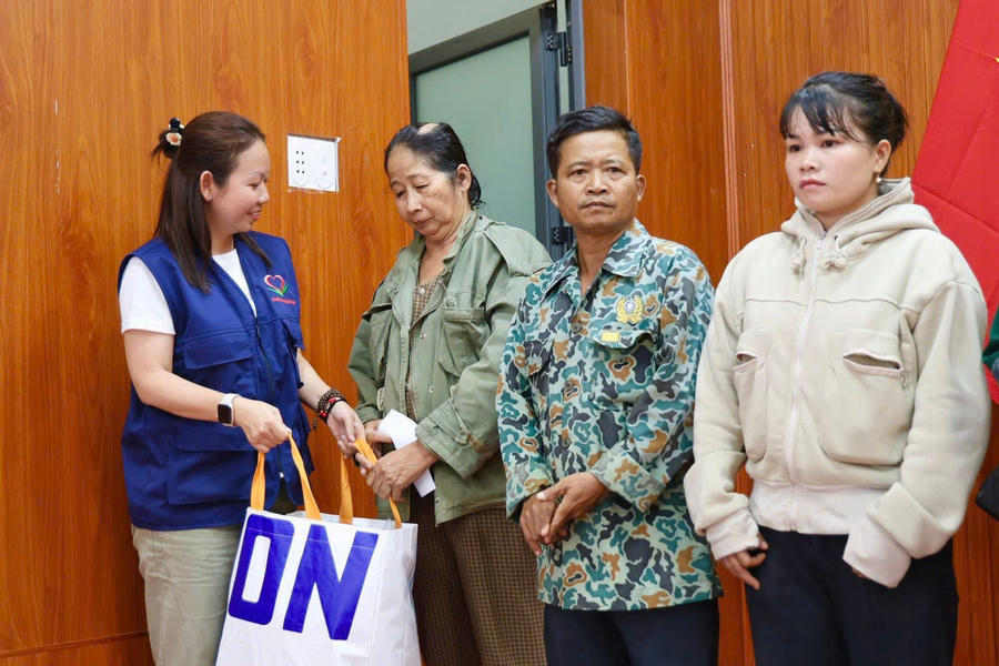 Đại diện nhóm thiện nguyện tặng quà cho người dân.