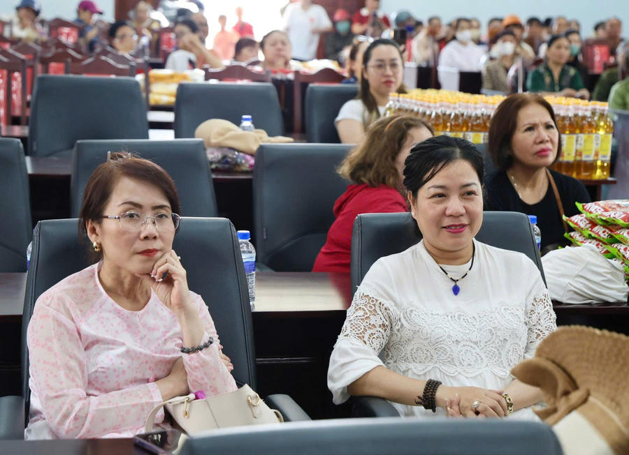 Các thành viên của nhóm thiện nguyện tại chương trình.