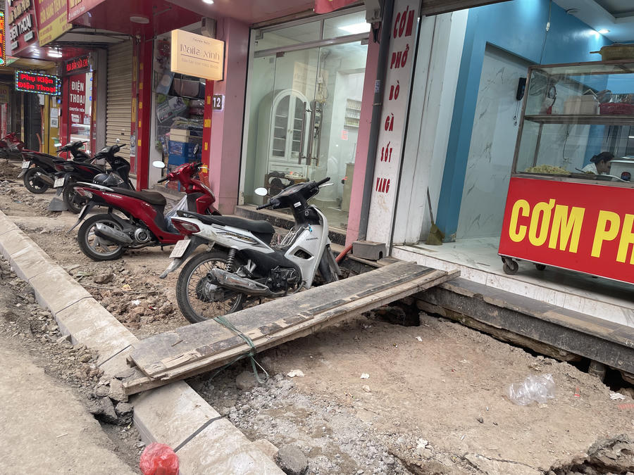 Vẫn còn tình trạng người dân kê ván làm lối đi vào nhà