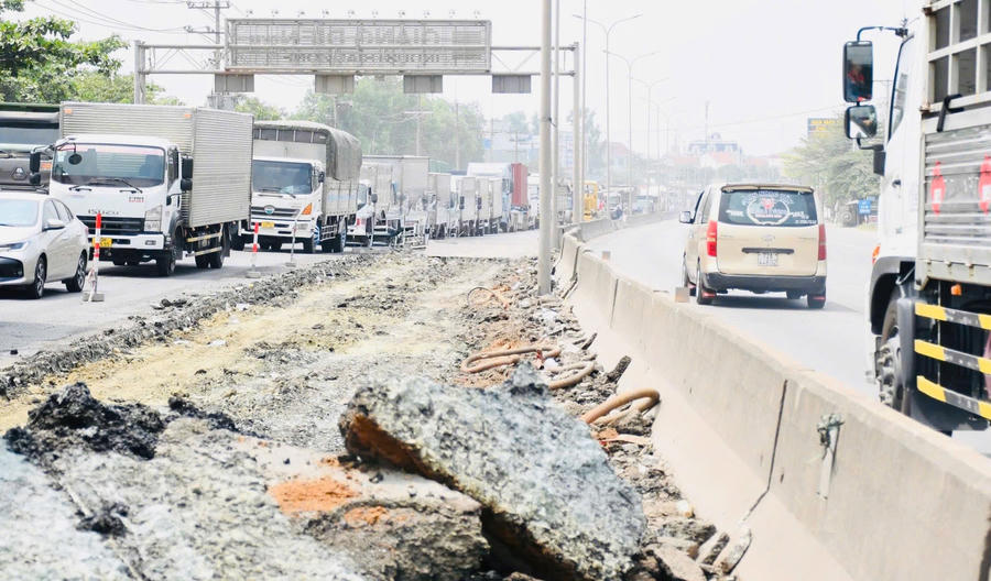 Quốc lộ 51 đang sửa chữa.