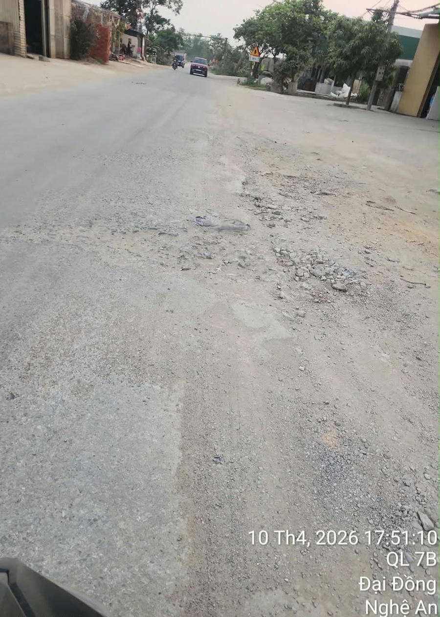 Khiến mặt đường xuống cấp, hư hỏng.