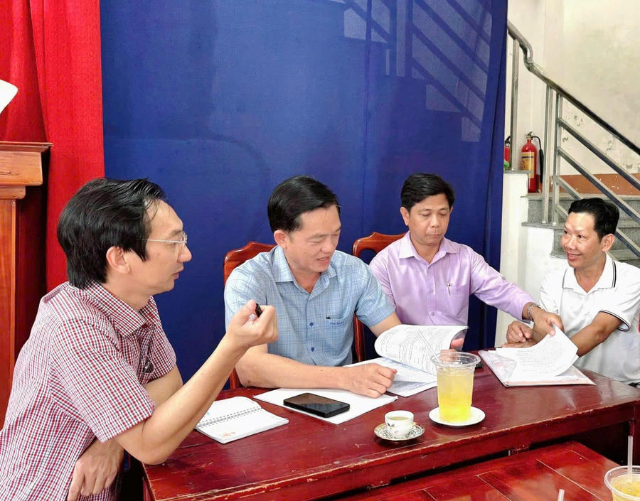 Ông Trần Minh Khoa - Chủ tịch UBND đặc khu Phú Quốc cùng lãnh đạo Ban Tuyên giáo và Dân vận Đảng ủy đặc khu, Ủy ban MTTQ Việt Nam đặc khu và các phòng, ban chuyên môn tiếp xúc với các hộ dân trong dự án APEC 2027.