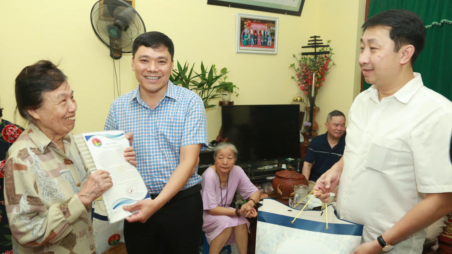 Phó Chủ tịch UBND phường Láng - ông Hà Phú Bình (áo kẻ xanh) đến thăm, tặng quà các hộ dân từng sinh sống tại chung cư 51 Huỳnh Thúc Kháng vì đã đồng thuận di dời.