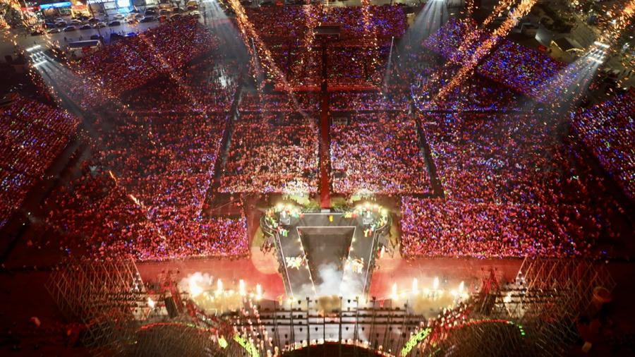 Sân khấu chương trình nghệ thuật được dàn dựng hoành tráng, kết hợp công nghệ âm thanh, ánh sáng hiện đại, thu hút đông đảo khán giả đến thưởng thức.