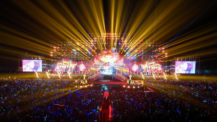 Sân khấu chương trình nghệ thuật được dàn dựng hoành tráng, kết hợp công nghệ âm thanh, ánh sáng hiện đại, thu hút đông đảo khán giả đến thưởng thức.