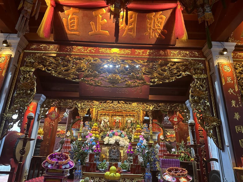 Chính điện ngôi đền.