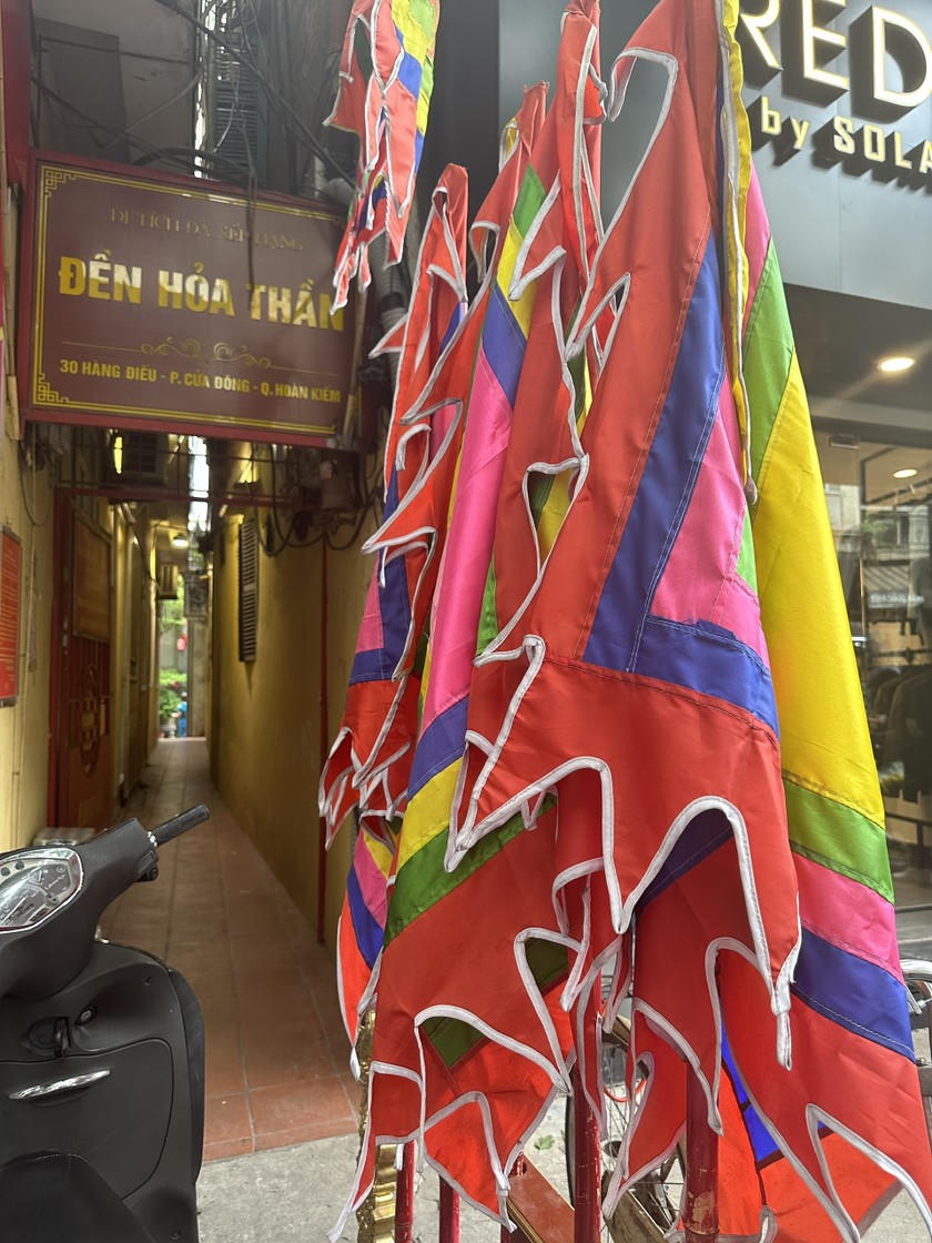 Đền Hỏa Thần địa chỉ tại số 30 Hàng Điếu, phường Hoàn Kiếm, Tp Hà Nội.