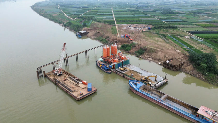 Công trường thi công cầu Ngọc Hồi kết nối Hà Nội và Hưng Yên, ghi nhận vào thời điểm cuối năm 2025. Ảnh: Sóng Hữu