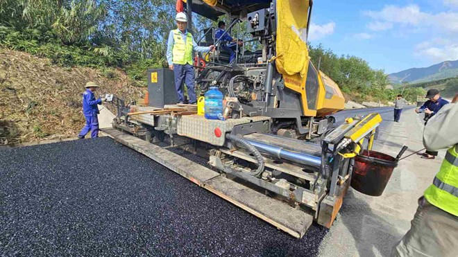 Công nhân cùng các đơn vị thi công nỗ lực vượt khó, duy trì tiến độ dự án mở rộng cao tốc La Sơn – Hòa Liên. Ảnh: Trà Ban