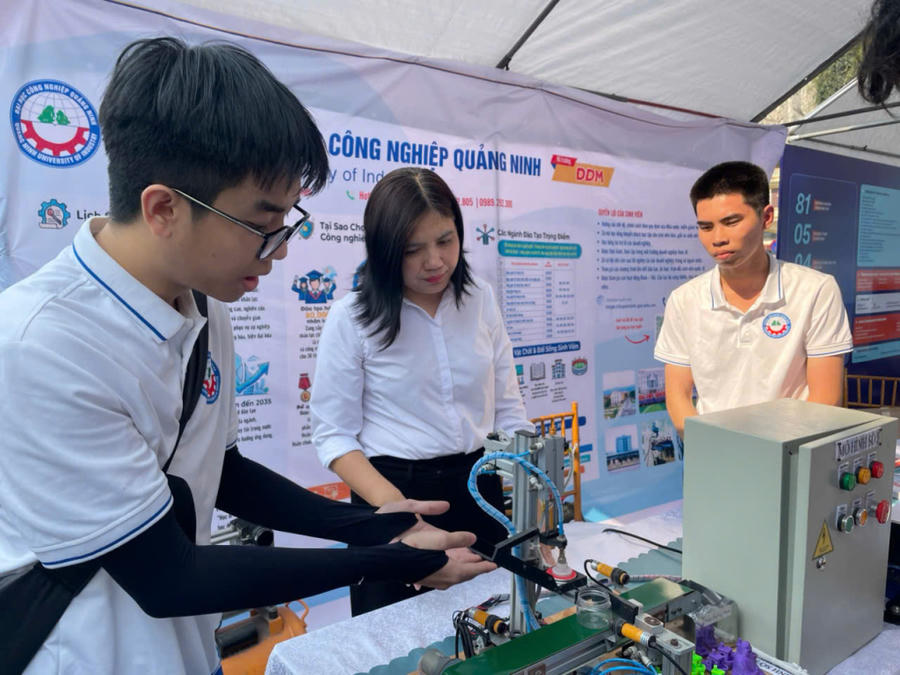 Học sinh tìm hiểu về các gian hàng tư vấn tuyển sinh của 11 trường Đại học, Cao đẳng, Trung tâm kỹ năng, ngoại ngữ, du học... giúp các em học sinh tiếp cận trực tiếp thông tin ngành nghề, môi trường học tập, định hướng tương lai.