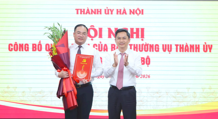 Trưởng ban Tổ chức Thành ủy Hà Nội Hà Minh Hải trao quyết định, tặng hoa chúc mừng ông Nguyễn Ngọc Việt. Trưởng ban Tổ chức Thành ủy Hà Nội Hà Minh Hải trao quyết định, tặng hoa chúc mừng ông Nguyễn Ngọc Việt.