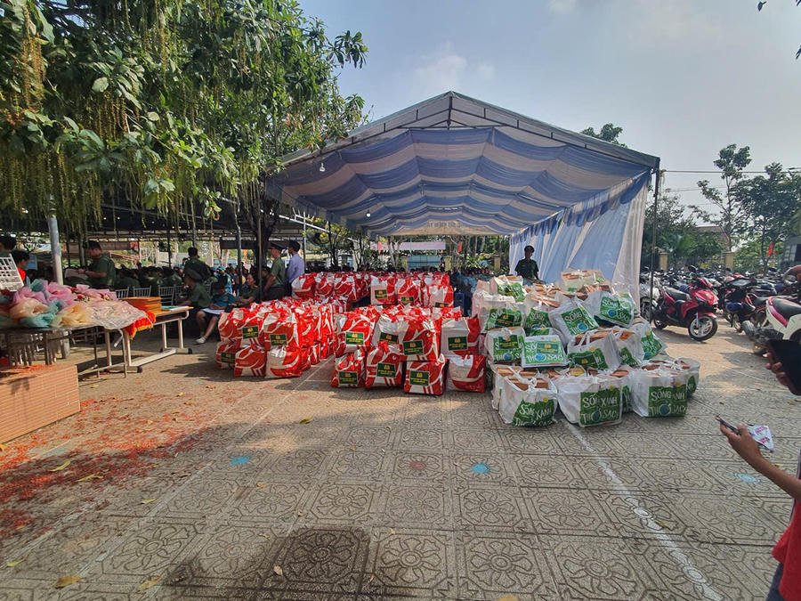 Chương trình trao tặng những phần quà ý nghĩa.