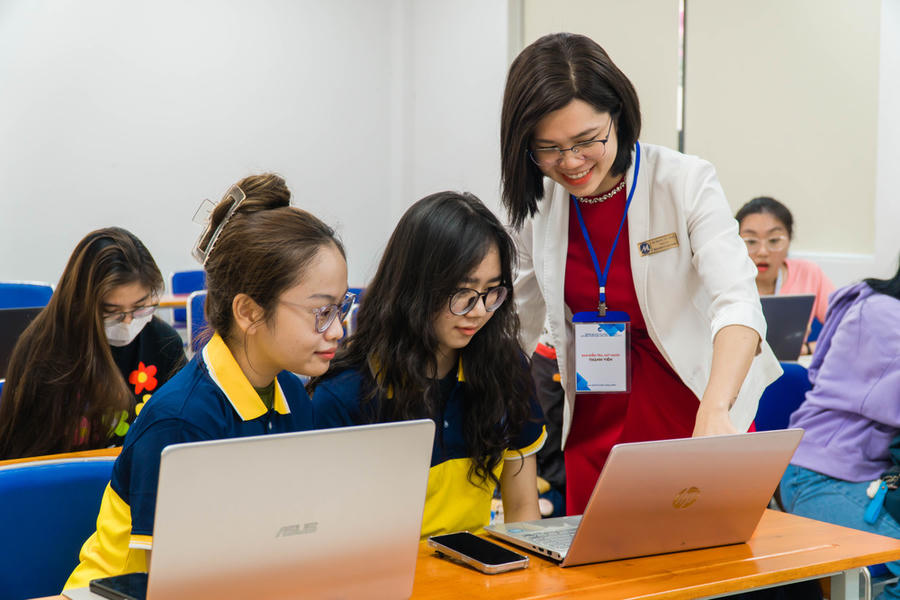 Giảng viên còn phải thực hiện các hoạt động khoa học, công nghệ, đổi mới sáng tạo, cũng như tham gia vào các hoạt động hợp tác và phục vụ cộng đồng theo phân công. (Ảnh minh họa:&nbsp;moet.gov.vn)