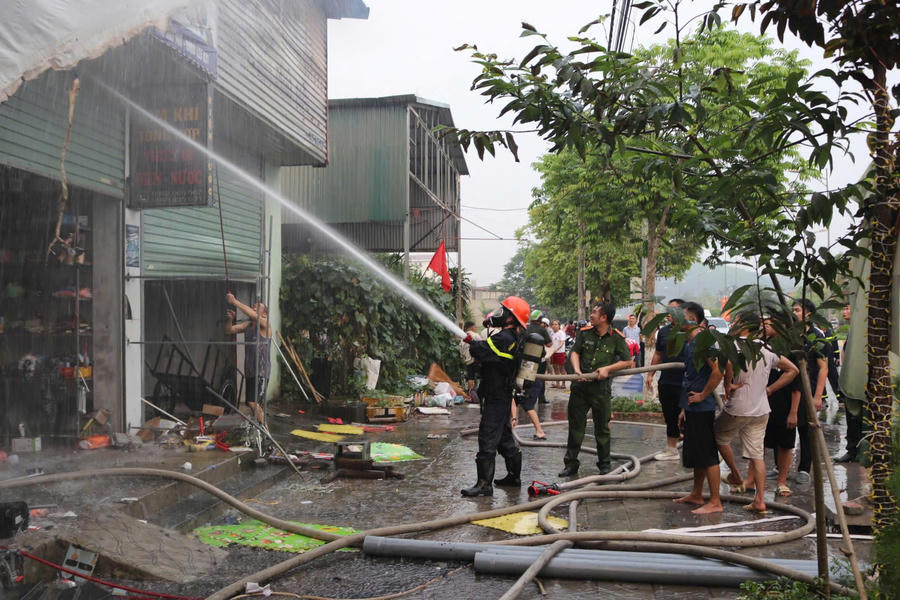 Lực lượng Cảnh sát phòng cháy, chữa cháy và cứu nạn, cứu hộ cùng quần chúng Nhân dân nỗ lực dập đám cháy. (Ảnh: Công an Lào Cai).