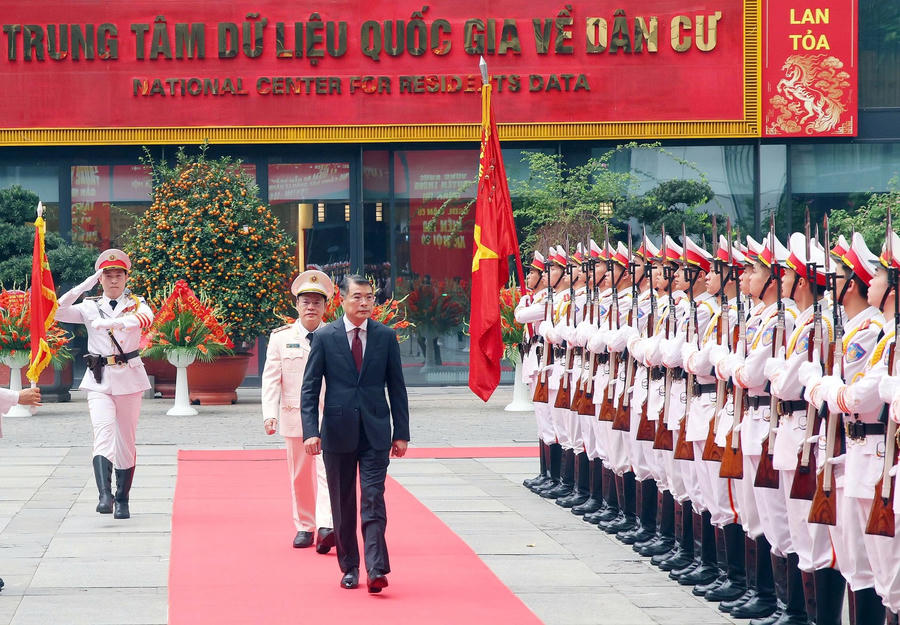 Thủ tướng Lê Minh Hưng duyệt Đội danh dự CAND Việt Nam. Ảnh: BCA