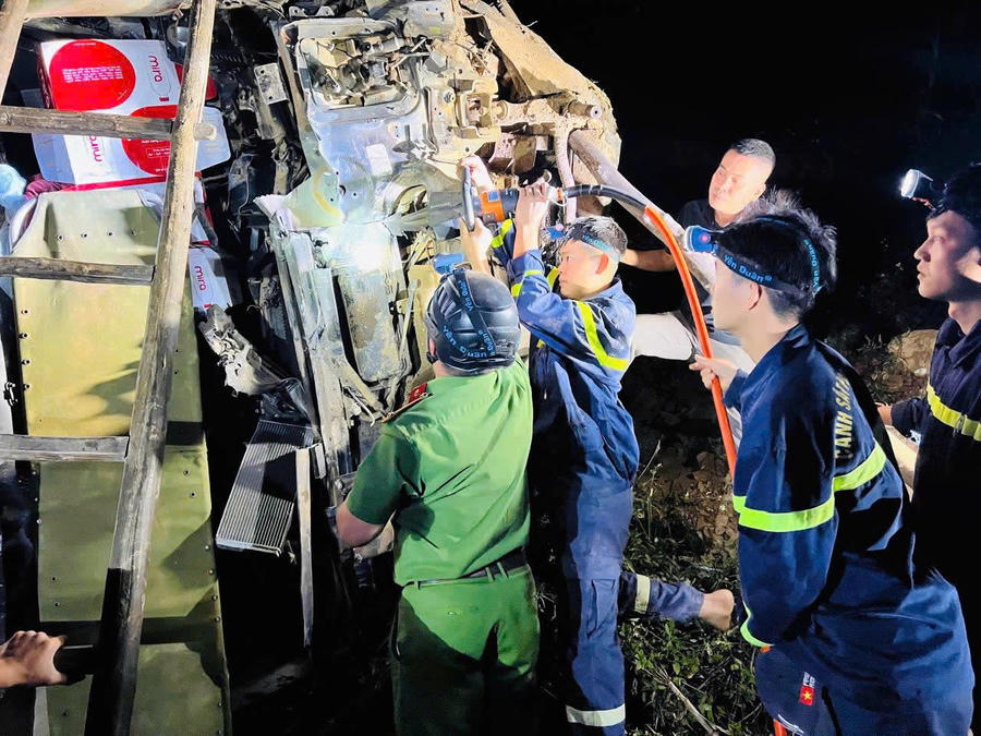 Lực lượng Cảnh sát PCCC và CNCH, Công an tỉnh Tuyên Quang khẩn trương tiến hành các biện pháp để giải cứu nạn nhân. (Ảnh: CA Tuyên Quang).
