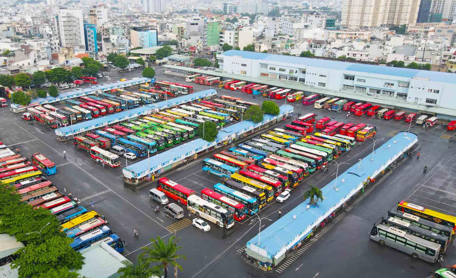 Bên cạnh phí đường bộ, Sở Xây dựng TP HCM còn đề xuất miễn giảm giá dịch vụ xe ra, vào bến đối với các đơn vị vận tải tuyến cố định. Ảnh IT