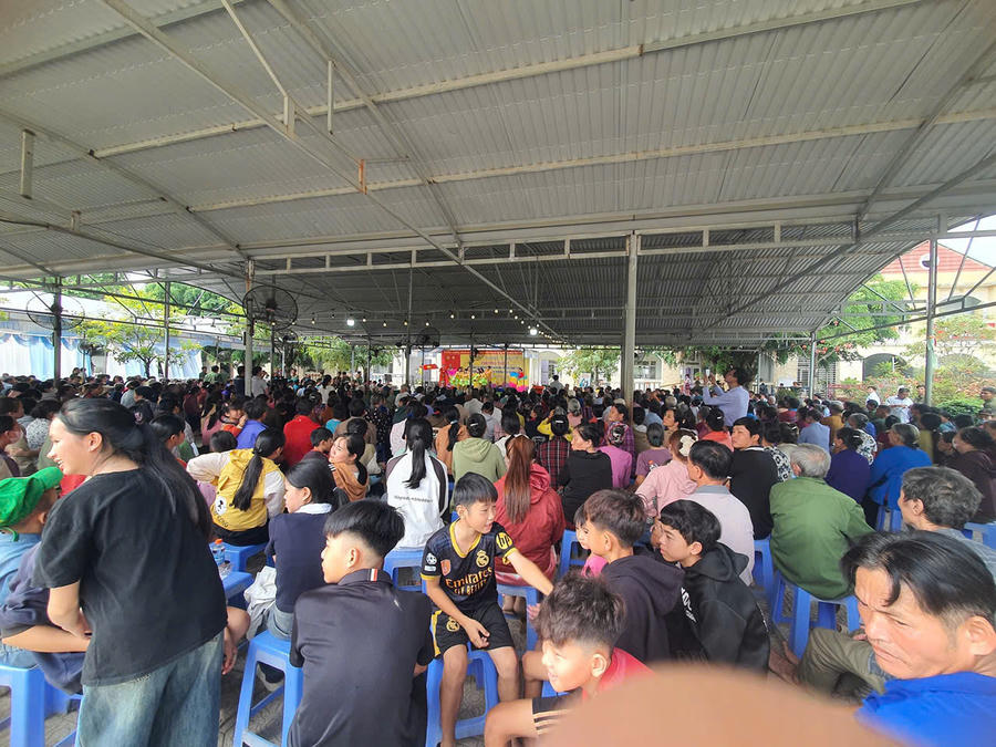 Đông đảo người dân tham dự chương trình.