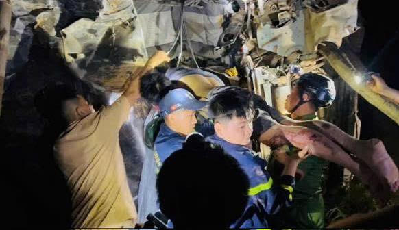 Nạn nhân được giải cứu và đưa đi cấp cứu. (Ảnh: CA Tuyên Quang)