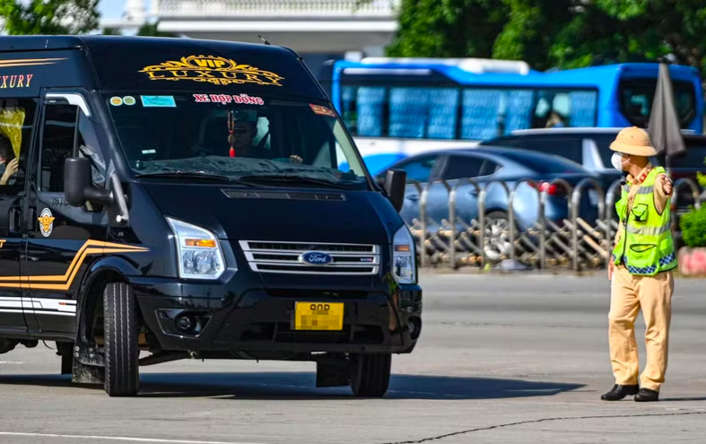 Xe hợp đồng đón trả khách tại trụ sở, văn phòng đại diện công ty cũng bị xử phạt. Ảnh Cục CSGT