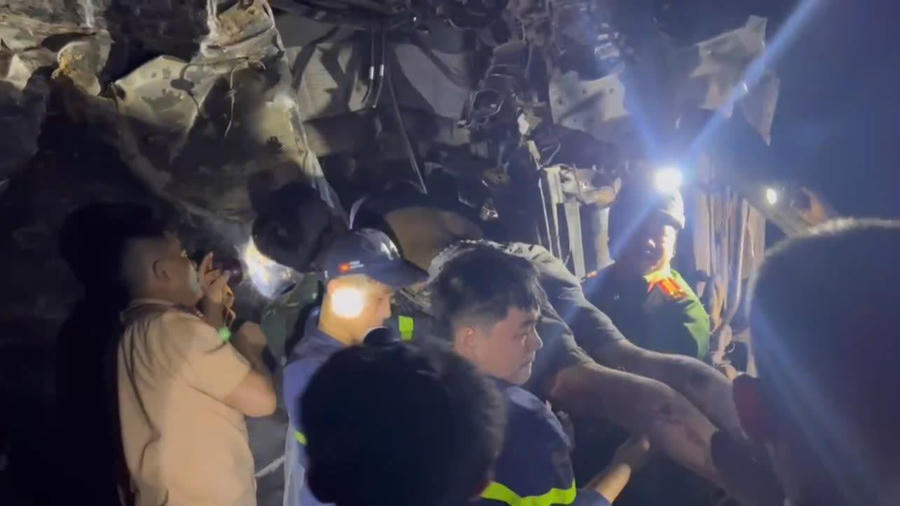 Nạn nhân được giải cứu và đưa đi cấp cứu. (Ảnh: CA Tuyên Quang)