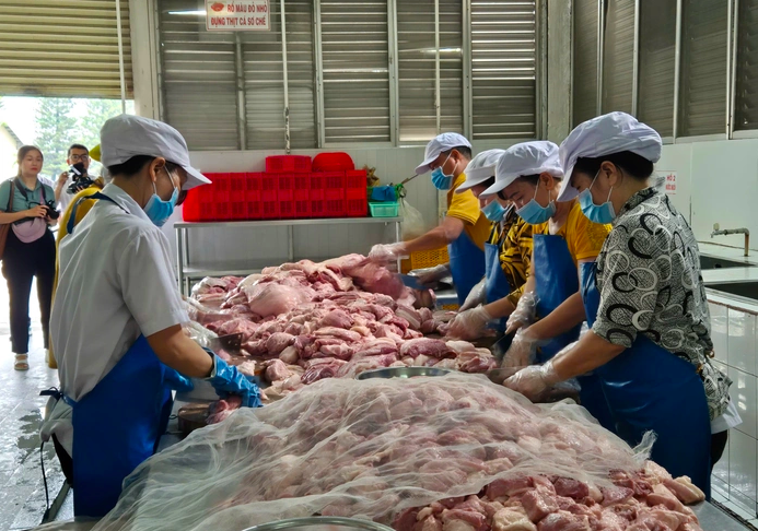 Trực tiếp nấu, chế biến thực phẩm tại các bếp ăn tập thể từ 300 suất ăn/ngày trở lên là công việc có yêu cầu nghiêm ngặt về an toàn, vệ sinh lao động. Ảnh minh hoạ. Trực tiếp nấu, chế biến thực phẩm tại các bếp ăn tập thể từ 300 suất ăn/ngày trở lên là công việc có yêu cầu nghiêm ngặt về an toàn, vệ sinh lao động. Ảnh minh hoạ.