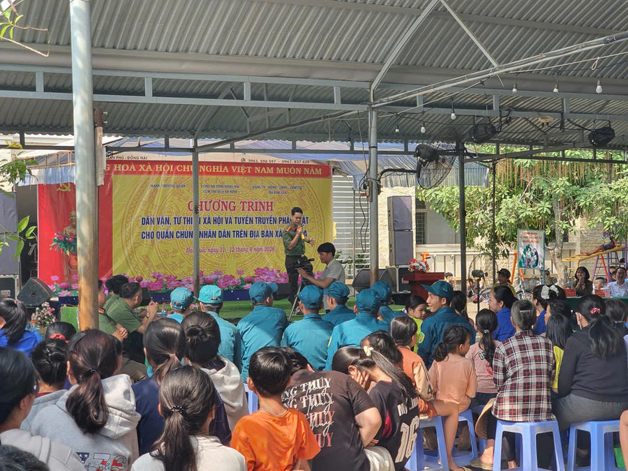 Cán bộ công an tuyên truyền pháp luật cho người dân.