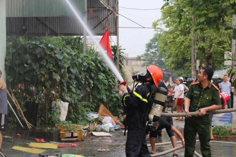 Lực lượng Cảnh sát phòng cháy, chữa cháy và cứu nạn, cứu hộ cùng quần chúng Nhân dân nỗ lực dập đám cháy. (Ảnh: Công an Lào Cai).