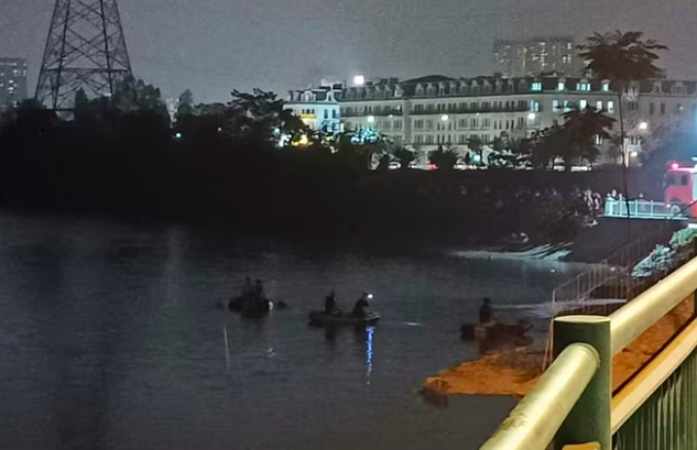 Lực lượng chức năng tiến hành tìm kiếm hai học sinh mất tích.