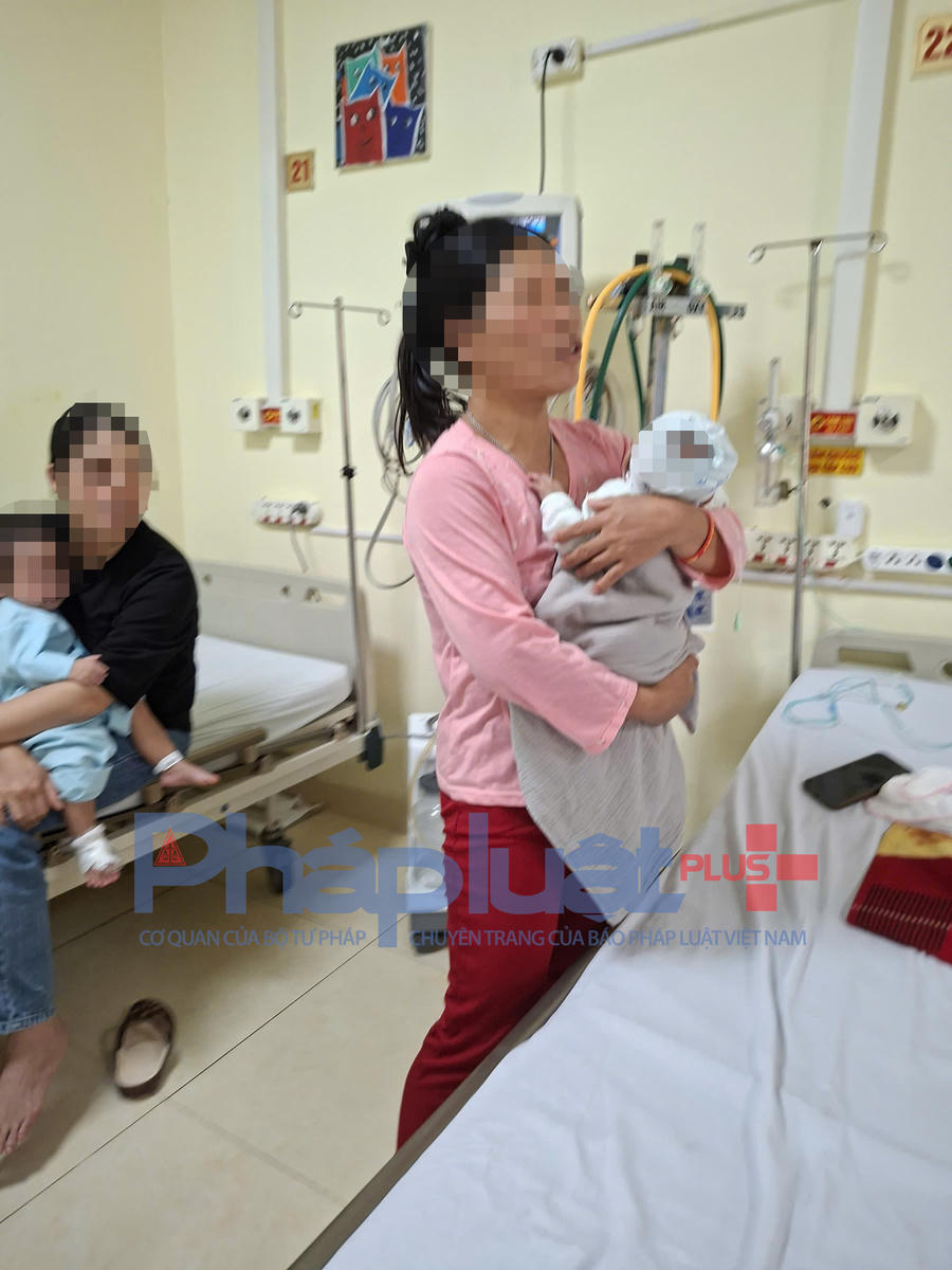 Chị Lái ôm con trong tay sau nhiều ngày xa nhớ. Ảnh Đào Xuân