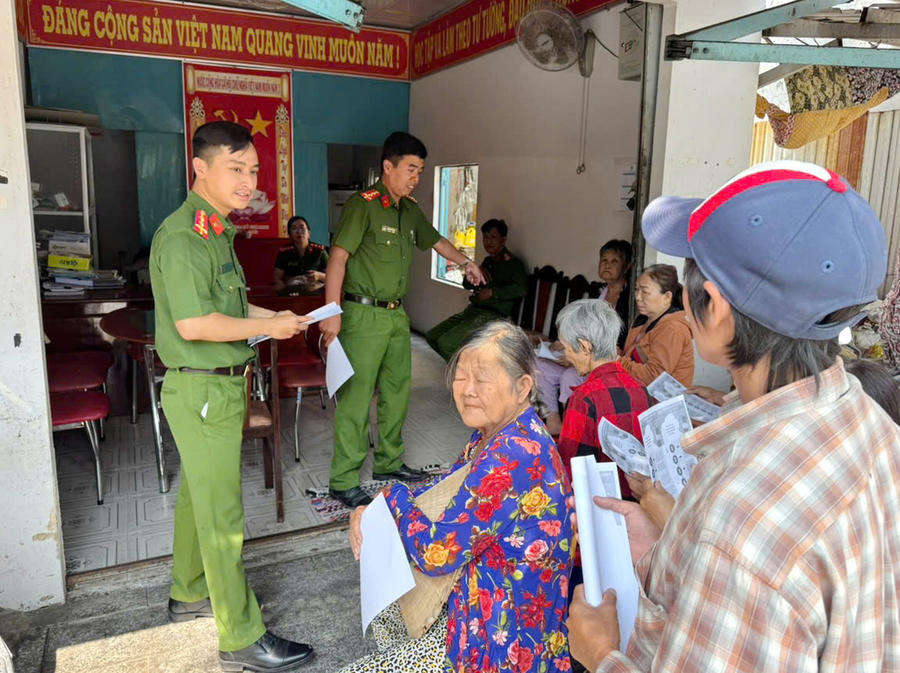 Công an phường Vĩnh Trạch tuyên truyền, hướng dẫn các biện pháp phòng ngừa cháy, nổ tại khu dân cư.