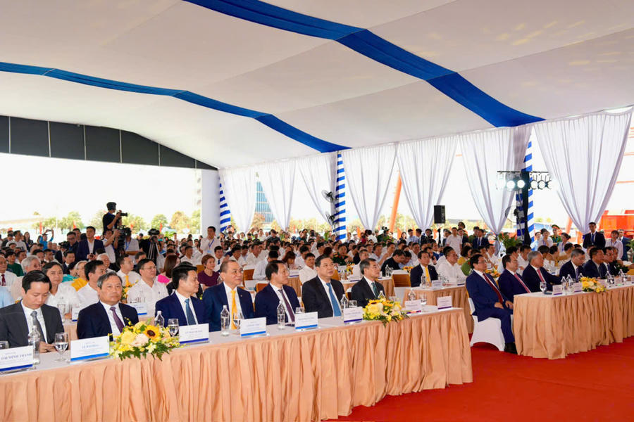 Các đại biểu Trung ương, các tỉnh, thành phố: Hà Nội, Hải Phòng, Bắc Ninh, Quảng Ninh tham dự Lễ khởi công.