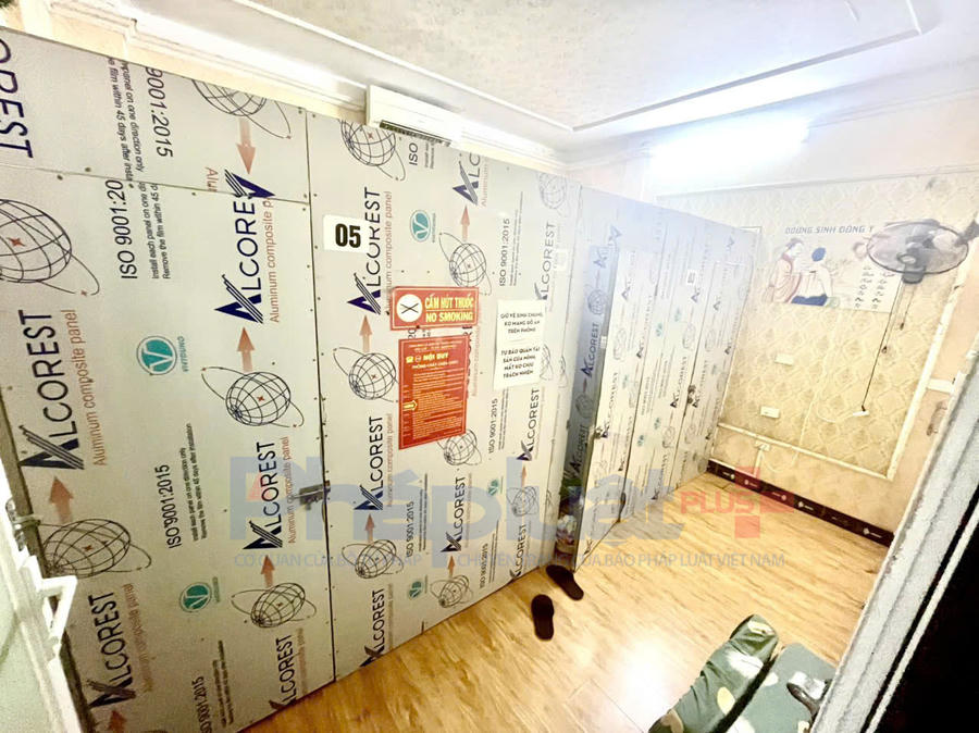 Không gian chật hẹp, đồ đạc đơn sơ của một số nhà trọ ở ngõ Vạn Kiếp. Ảnh Đào Xuân