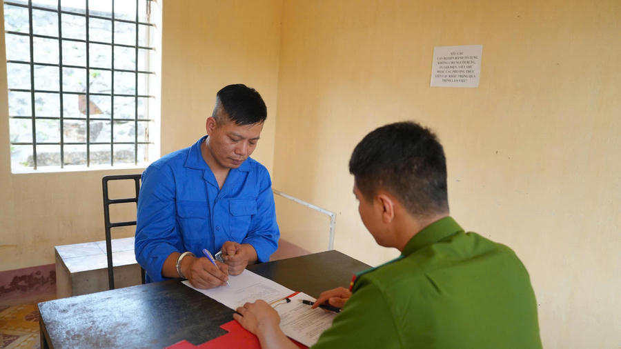 Đối tượng Bùi Toàn Thắng đã bị lực lượng Công an bắt giữ ngay sau khi gây án. (Ảnh: Công an Lào Cai).