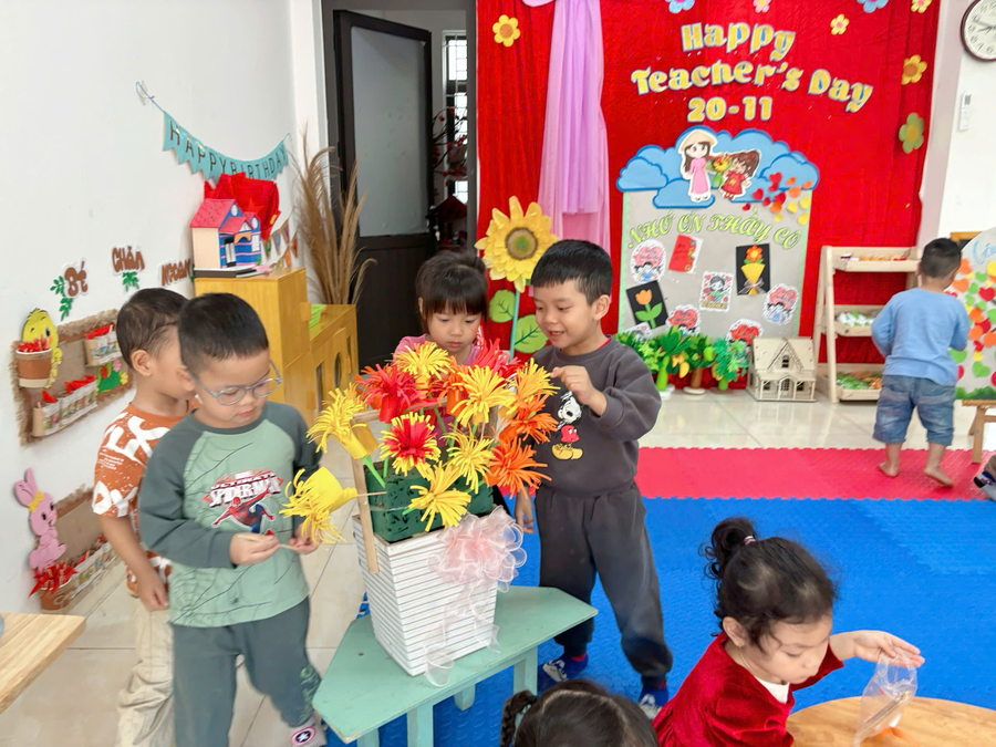 Các em nhỏ tự tay làm lẵng hoa tri ân thầy cô giáo.