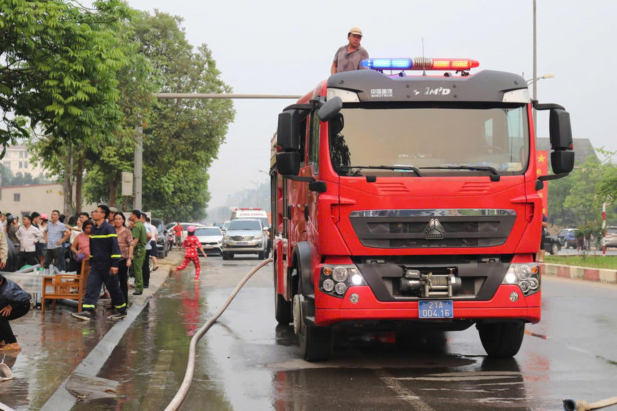 Lực lượng Cảnh sát phòng cháy, chữa cháy và cứu nạn, cứu hộ cùng quần chúng Nhân dân nỗ lực dập đám cháy. (Ảnh: Công an Lào Cai).