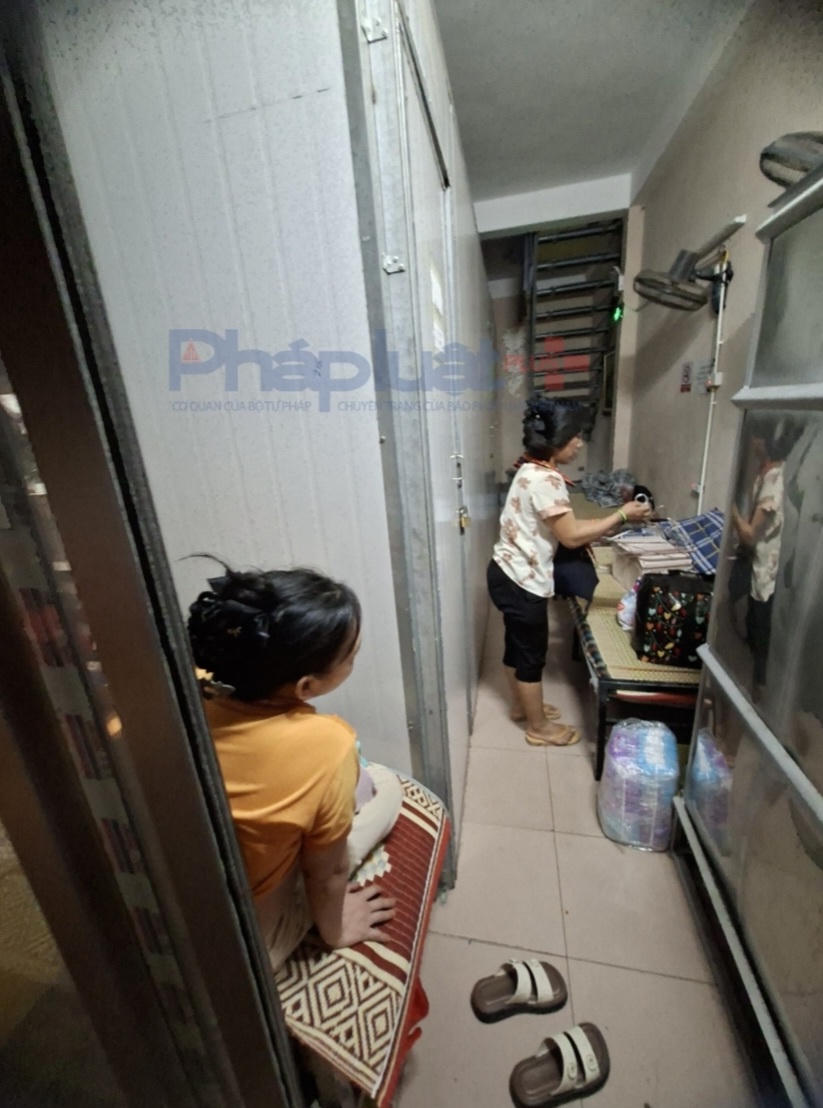 Chị Lái chuẩn bị đồ vào viện với con. Ảnh Đào Xuân