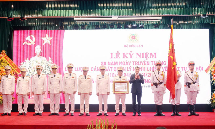 Thủ tướng Lê Minh Hưng trao Huân chương Hồ Chí Minh tặng lực lượng Cảnh sát QLHC về TTXH. Ảnh: BCA