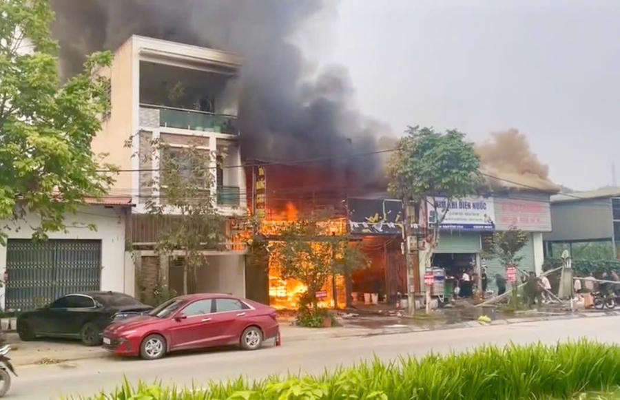 Lực lượng Cảnh sát phòng cháy, chữa cháy và cứu nạn, cứu hộ cùng quần chúng Nhân dân nỗ lực dập đám cháy. (Ảnh: Công an Lào Cai).