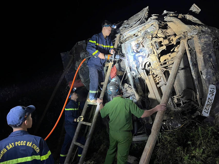 Lực lượng Cảnh sát PCCC và CNCH, Công an tỉnh Tuyên Quang khẩn trương tiến hành các biện pháp để giải cứu nạn nhân. (Ảnh: CA Tuyên Quang).