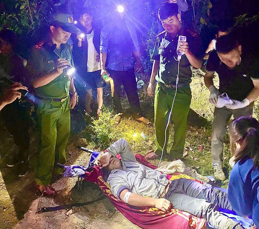 Nạn nhân đã được cứu nạn kịp thời và sơ cứu ban đầu trước khi chuyển đến cơ sở y tế để thăm khám. Ảnh: BLC.