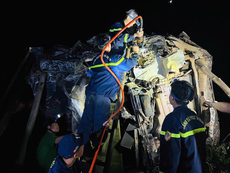 Lực lượng Cảnh sát PCCC và CNCH, Công an tỉnh Tuyên Quang khẩn trương tiến hành các biện pháp để giải cứu nạn nhân. (Ảnh: CA Tuyên Quang).