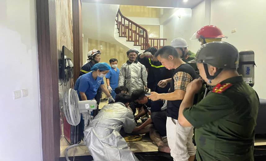 Lực lượng Cảnh sát PCCC&CNCH phối hợp cùng các lực lượng cứu người mắc kẹt trong đám cháy và bàn giao cho lực lượng y tế.