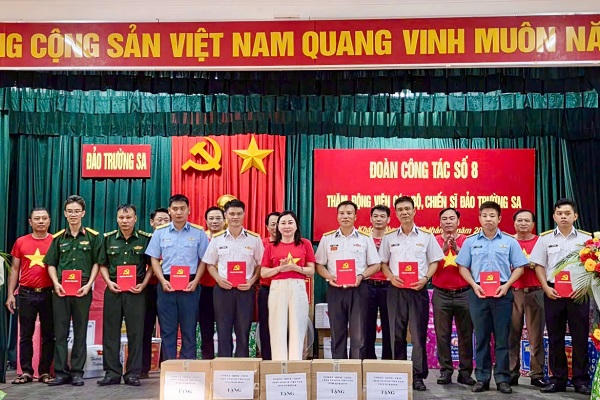 Đoàn đại biểu tỉnh Ninh Bình tặng quà cán bộ, chiến sĩ và các lực lượng tại đảo Trường Sa.