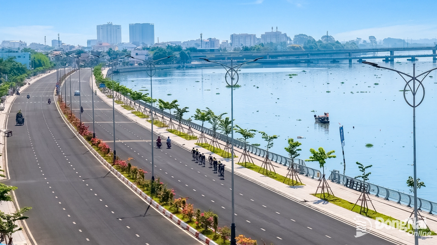 Một đoạn đường ven sông Đồng Nai (thuộc phường Trấn Biên) với diện mạo vừa thơ mộng trữ tình, vừa khang trang hiện đại. (ảnh Báo Đồng Nai). 