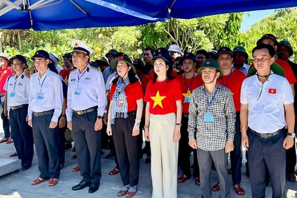 Các đại biểu Đoàn công tác số 8 và Đoàn đại biểu tỉnh Ninh Bình dự lễ dâng hương tại Khu tưởng niệm chiến sỹ Gạc Ma.